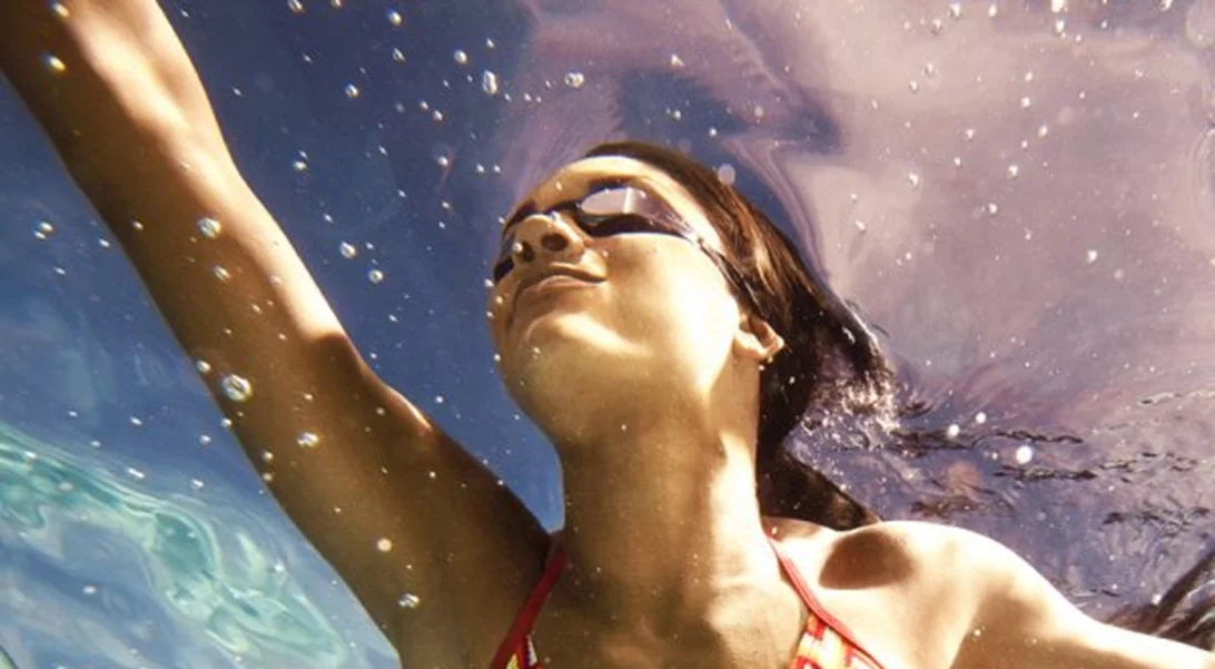 Ασκήσεις στο νερό για δυνατά χέρια, σφιχτούς κοιλιακούς και σμιλεμένους γλουτούς για τη θάλασσα και την πισίνα