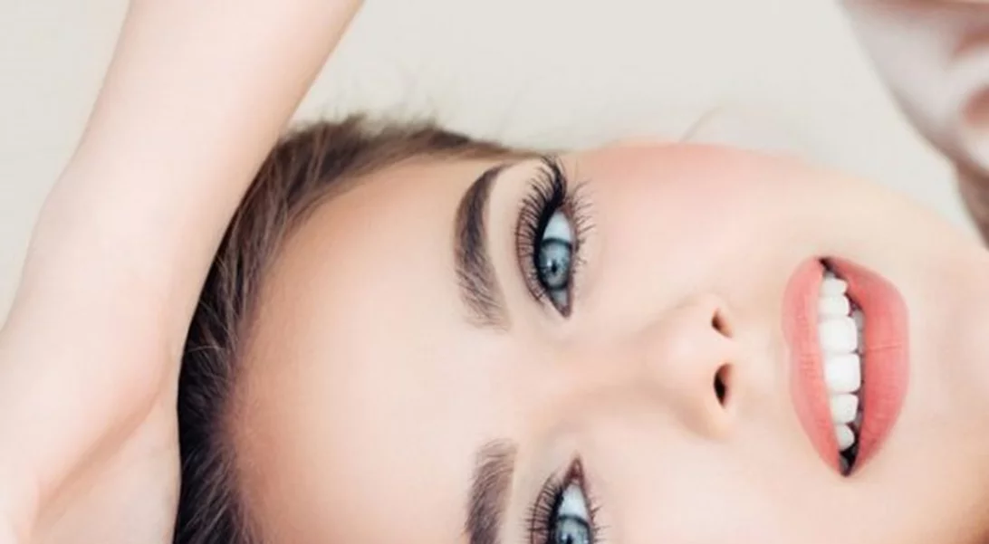 8 μυστικά μακιγιάζ που χρειάζονται μόνο μία μπατονέτα