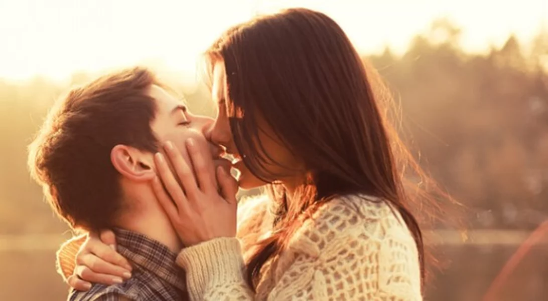 Μήπως με βλέπει φιλικά; Νέα έρευνα αποκαλύπτει γιατί τα 2 φύλα διαβάζουν διαφορετικά τα σημάδια