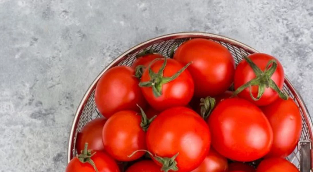 Φρουτοσαλάτα με ντομάτα και άλλες ιδέες με το φρούτο του καλοκαιριού
