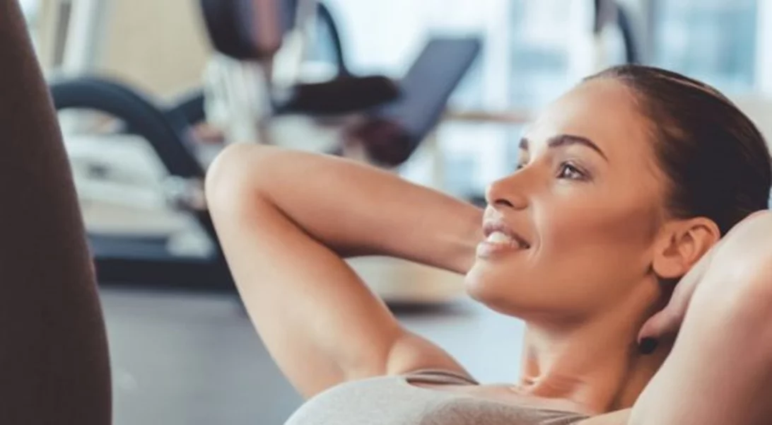 Κοιλιακοί με πόδια πεταλούδα κι άλλες ασκήσεις για επίπεδο στομάχι τώρα από την trainer της Madonna