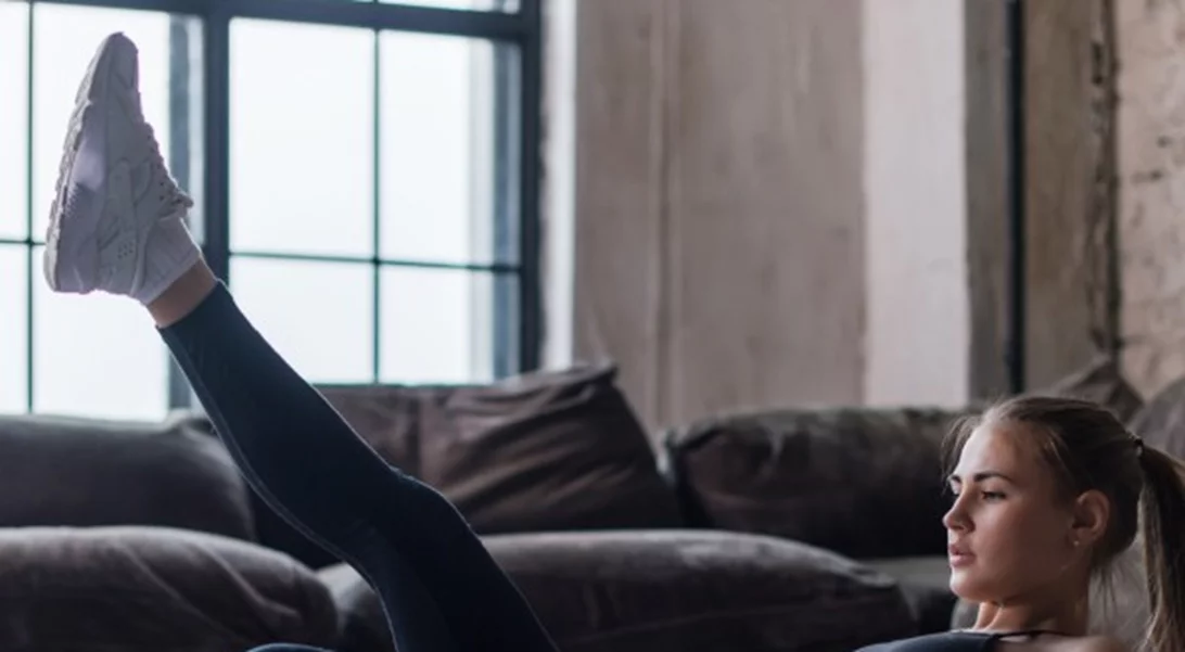 Ασκήσεις για γραμμωμένα πόδια χωρίς βάρη που κάνεις μόνο καθιστή (βίντεο)