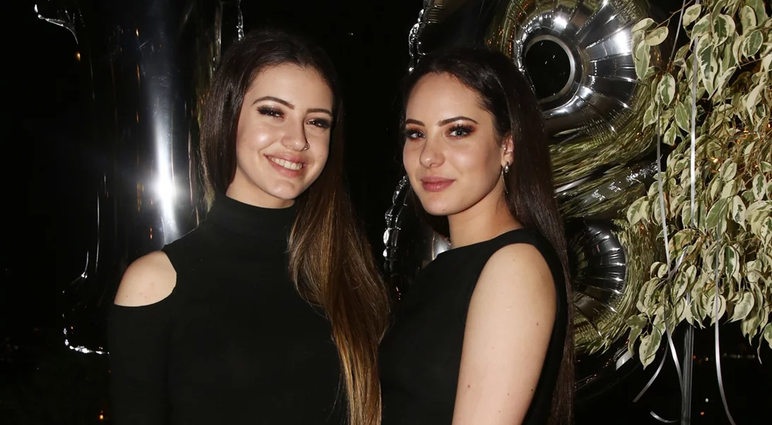 Δανάη και Νεφέλη Λιβιεράτου | Κάνουν διακοπές στην Ίο και ποζάρουν με τα μαγιό τους