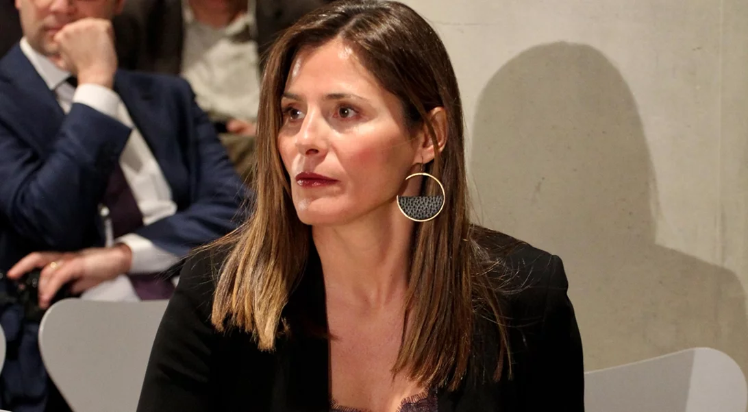 Η εμφάνιση της Μπέτυς Μπαζιάνα με τα παπούτσια που λατρεύουμε να μισούμε