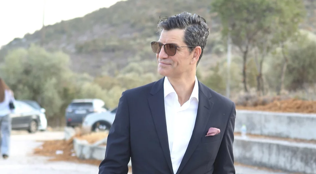 Ο Σάκης Ρουβάς με ροζ παντελόνι στο γάμο του αδερφού του, Απόστολου