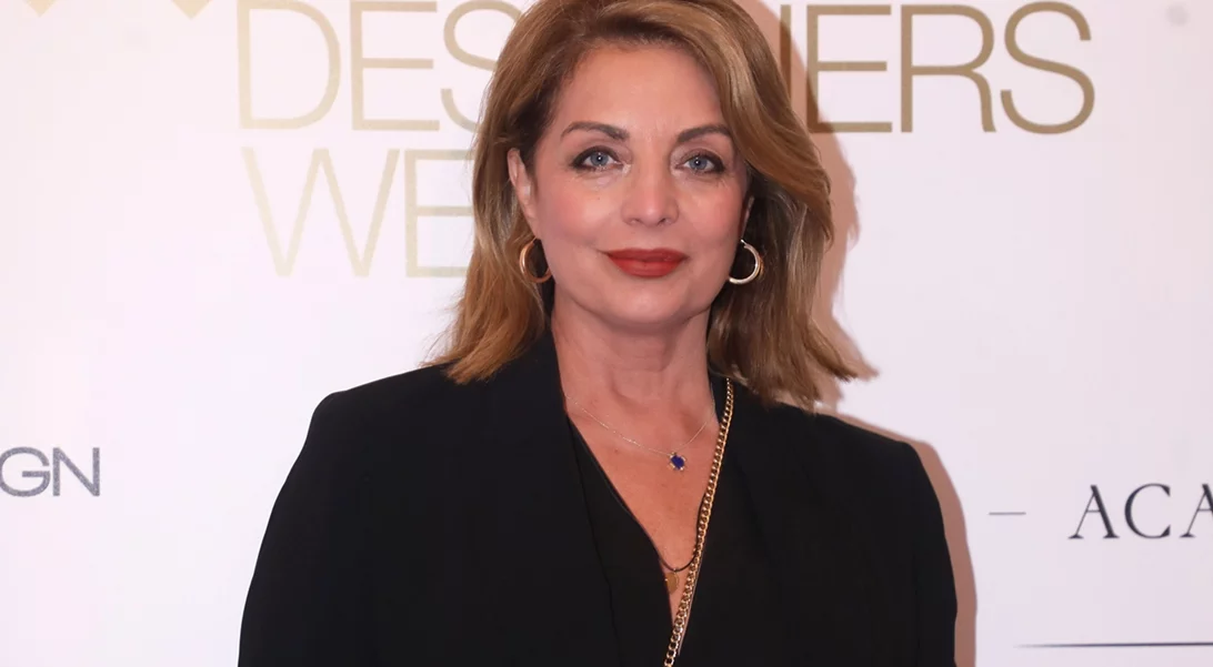 Άντζελα Γκερέκου | Ποζάρει άβαφη φορώντας τις πιτζάμες της, δίπλα στο υπέροχο Χριστουγεννιάτικο δέντρο της