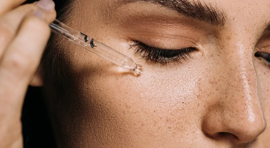 Ποιον ορό προσώπου να επιλέξω; Όλες οι απαντήσεις στις απορίες σου για τα serums