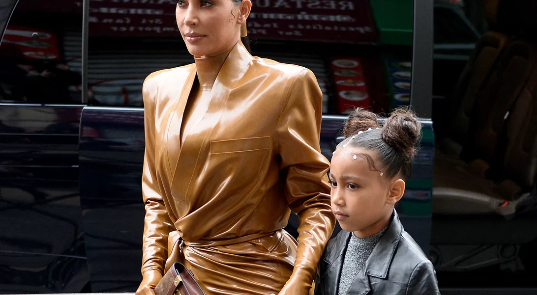 Η κόρη της Kim Kardashian μόλις έκανε το πιο girly χτένισμα που θα θες να αντιγράψεις κι εσύ