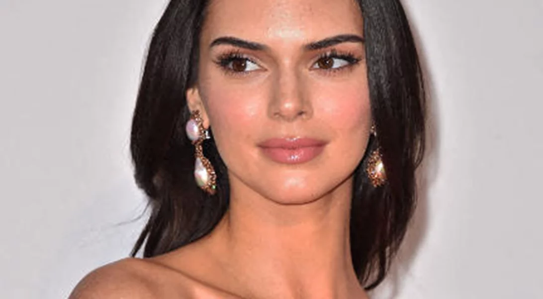 H Kendall Jenner πήγε το γαλλικό μανικιούρ σε άλλο επίπεδο