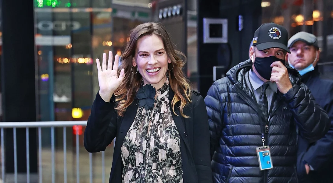 Hilary Swank | Η 48χρονη ηθοποιός είναι έγκυος και μας δείχνει το δικό της θαύμα των Χριστουγέννων