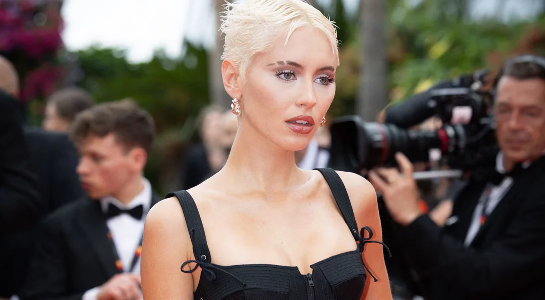Iris Law | Η 21χρονη κόρη του Jude Law με πολύ ανατρεπτικό beauty look στις Κάννες
