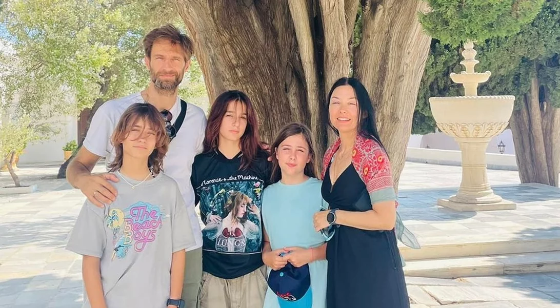 Μάξιμος Μουμούρης και Νάντια Γιαννακοπούλου | Στην Επίδαυρο μαζί με τις πανέμορφες κόρες τους - Οι υπέροχες οικογενειακές φωτογραφίες