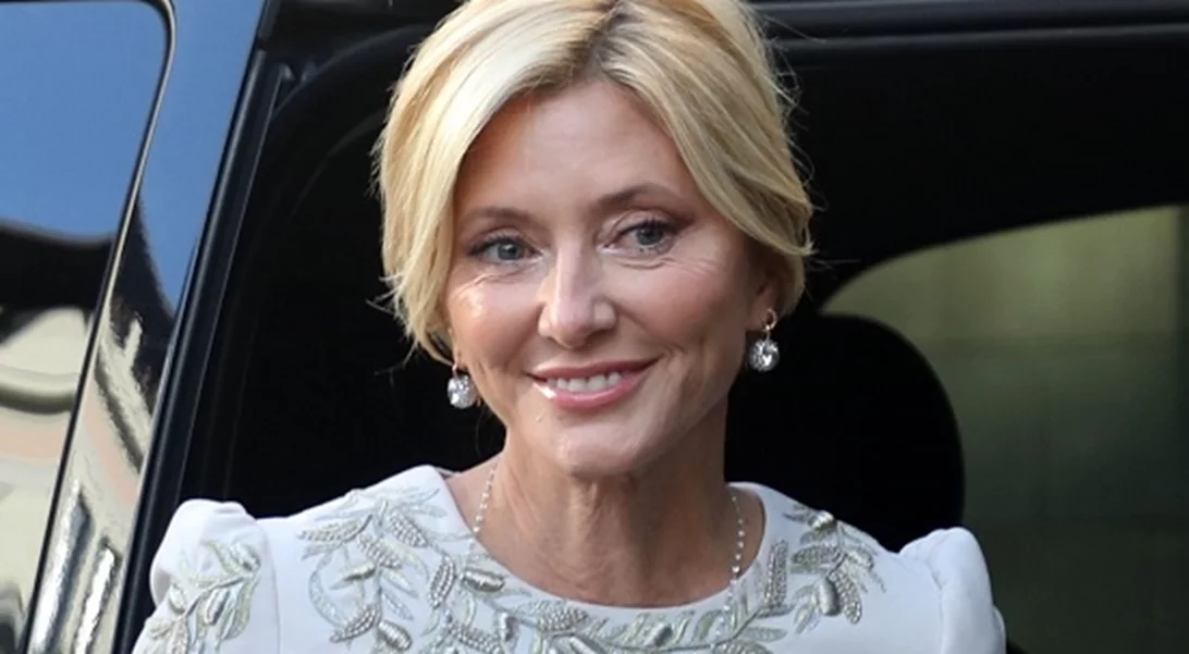 Η Marie - Chantal φωτογραφίζεται στο υπέροχο και καλαίσθητο σαλόνι του σπιτιού της