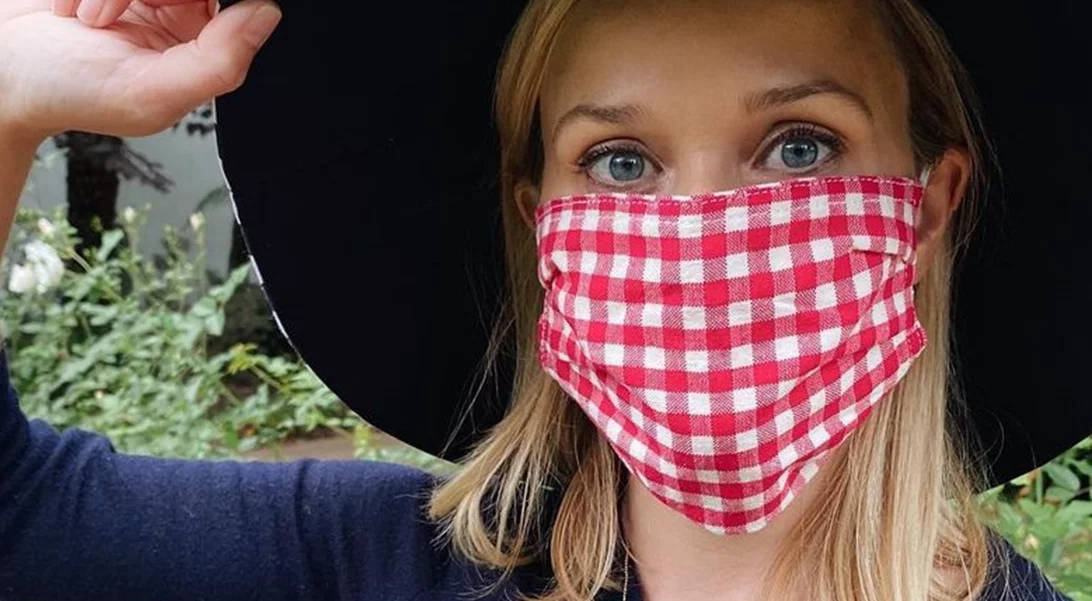 Πώς να ξεφορτωθώ τα σπυράκια από την προστατευτική μάσκα; Μία celebrity makeup artist απαντά