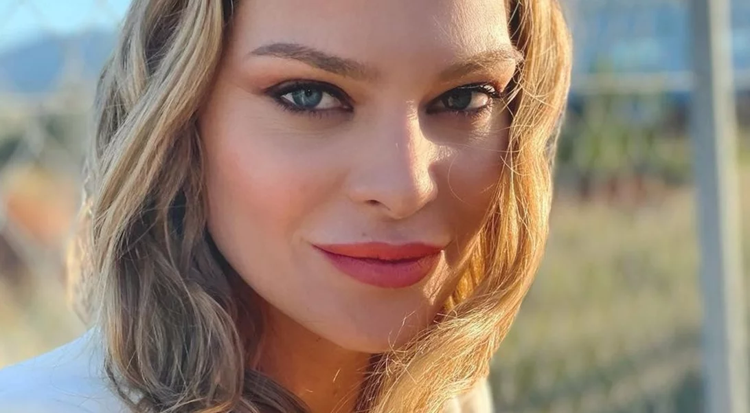 Υβόννη Μπόσνιακ | Στη Γλυφάδα με casual outfit και λευκά sneakers