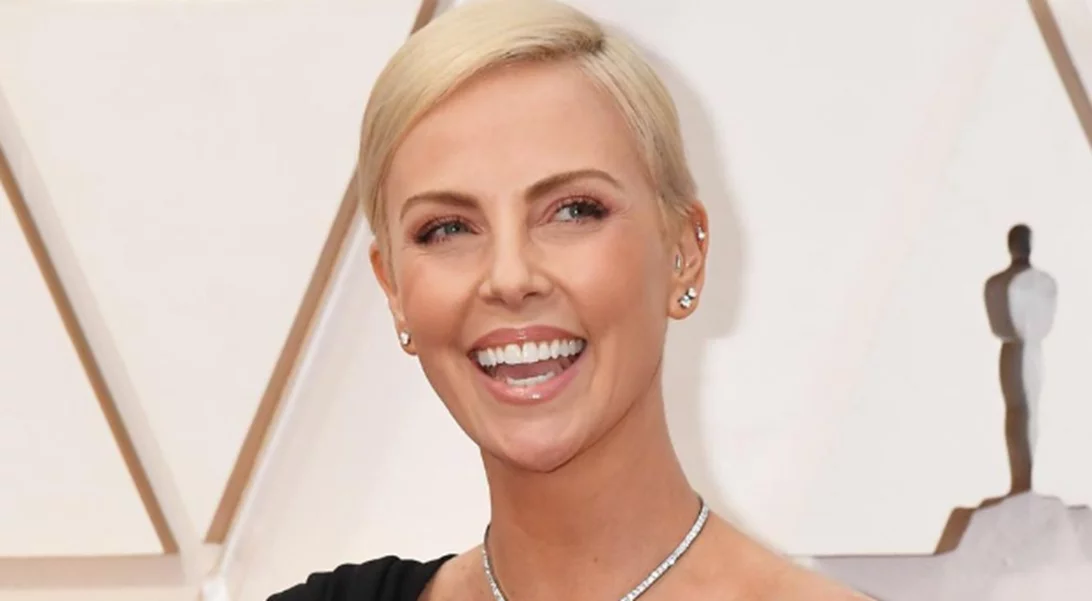 Η Charlize Theron απαντά στα σχόλια που τη θέλουν να έχει κάνει πλαστική στο πρόσωπό της