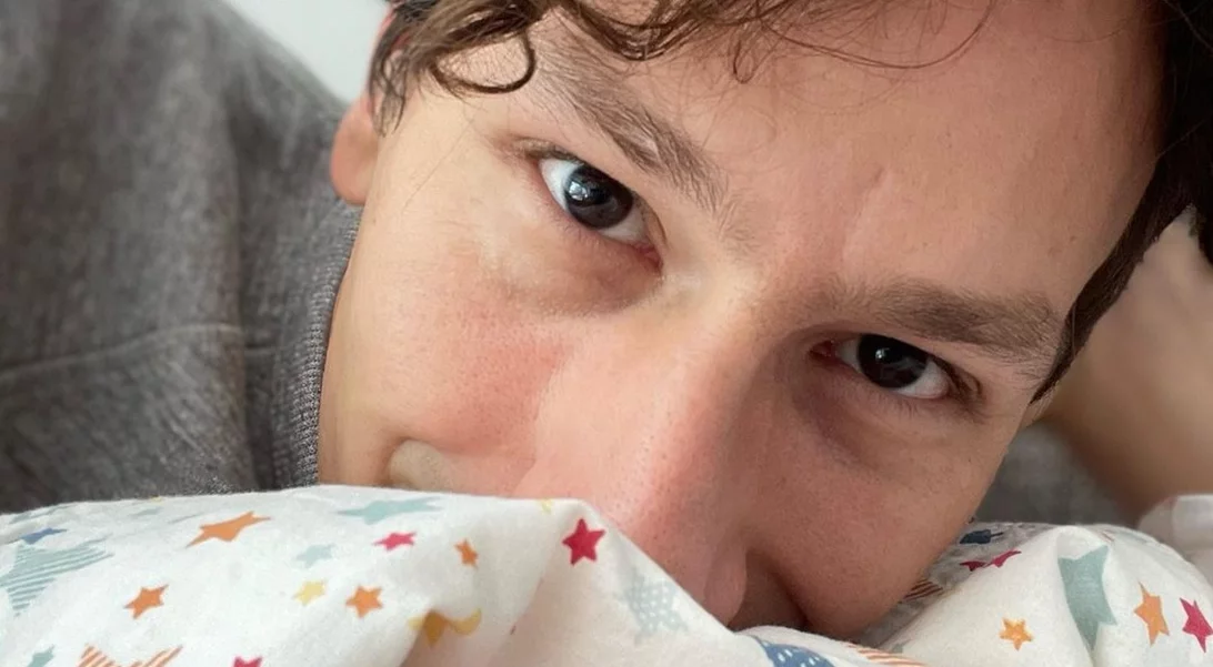 Ο Μιχάλης Σαράντης κάνει βόλτα στο κέντρο της Αθήνας με τη 10 μηνών κόρη του δείχνοντας πιο ευτυχισμένος από ποτέ