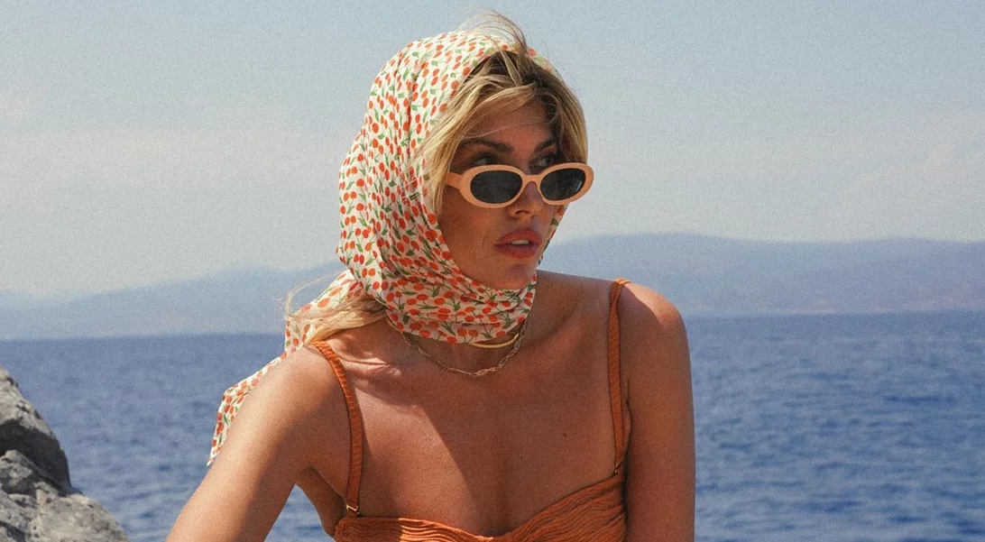Το vintage αξεσουάρ μαλλιών που λατρεύουν οι Ελληνίδες, αλλά και οι ξένες celebrities φέτος το καλοκαίρι