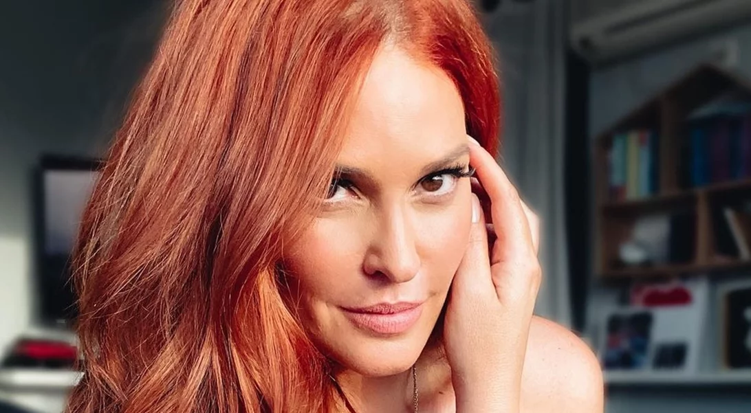 Η Σίσσυ Χρηστίδου όπως δεν την έχεις ξαναδεί | Κατάξανθη, φορώντας μίνι φούστα το 2006