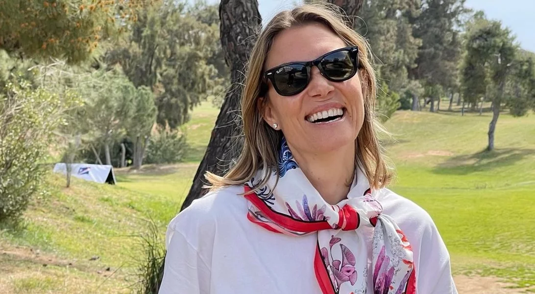 Τα παιδιά της Βίκυς Καγιά έγιναν παρανυφάκια σε κρητικό γάμο | Το λουλουδένιο στεφάνι στα κατάξανθα μαλλιά της Μπιάνκα και οι μπούκλες του Καρόλου