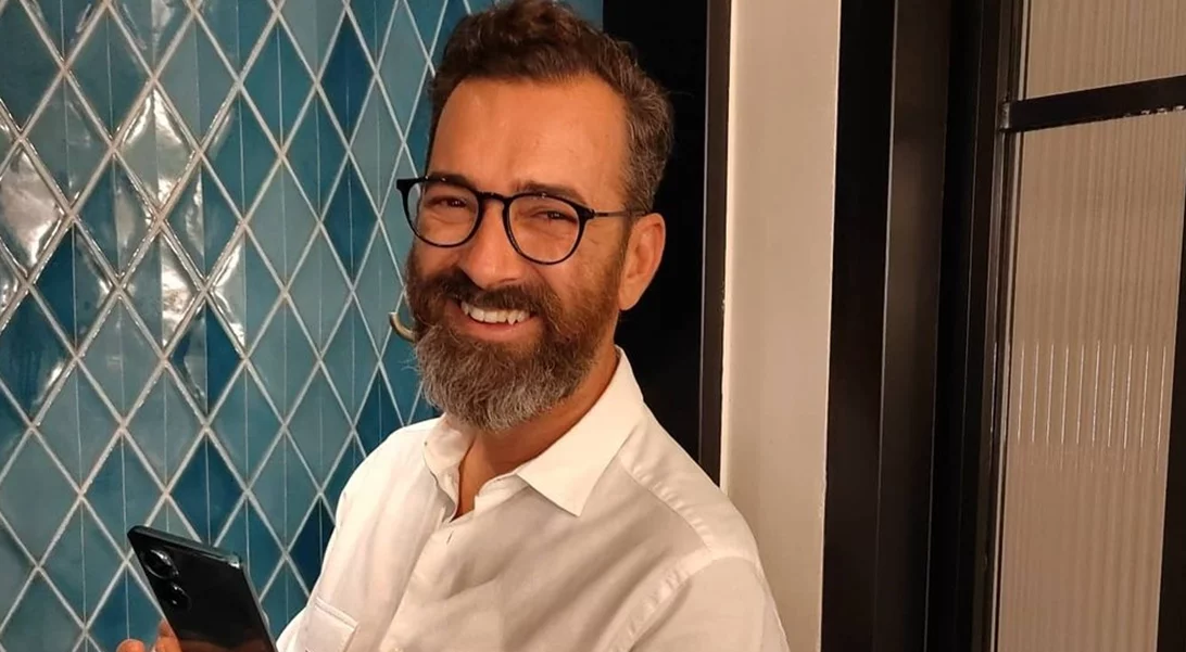 Ο Άγγελος Μπράτης χώρισε από τον σύντροφό του | "Δεν μπορέσαμε να συνεχίσουμε την κοινή μας πορεία"