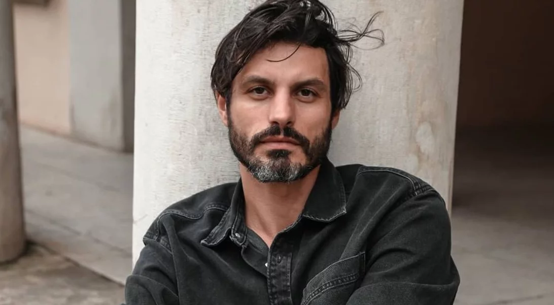 Αριστοτέλης Μπολοβίνος  | Αυτός είναι ο μελαχρινός και άκρως γοητευτικός ιατροδικαστής του "IQ 160"