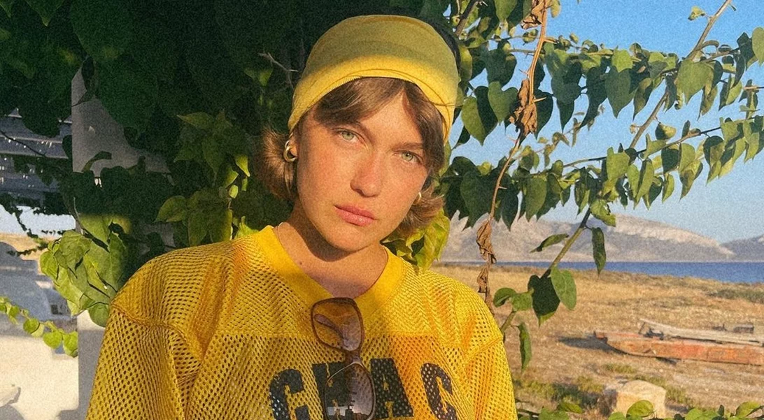 Κλέλια Ανδριολάτου | Αγνώριστη, με κατακόκκινα μακριά μαλλιά ποζάρει στους δρόμους της Αθήνας