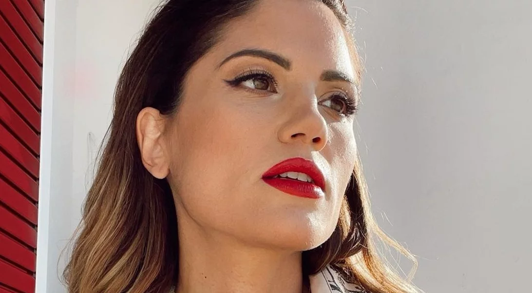 Η Μαίρη Συνατσάκη ποζάρει στον 8ο μήνα της εγκυμοσύνης της με εφαρμοστό φόρεμα και ψηλοτάκουνες γόβες