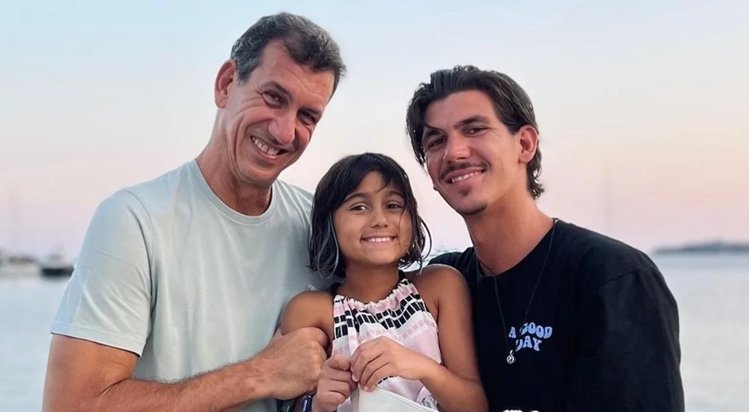Ο Παύλος Γαλακτερός μόλις δημοσίευσε την πιο γλυκιά, οικογενειακή φωτογραφία - Δείτε την οικογένεια να ποζάρει μέσα στη θάλασσα