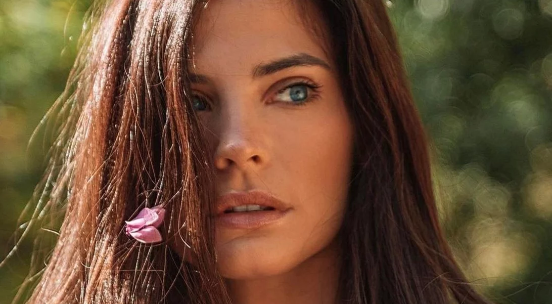 Η Χριστίνα Μπόμπα στη θάλασσα χωρίς photoshop | Τα κιλά, οι ραγάδες της εγκυμοσύνης και η αγάπη για το σώμα της