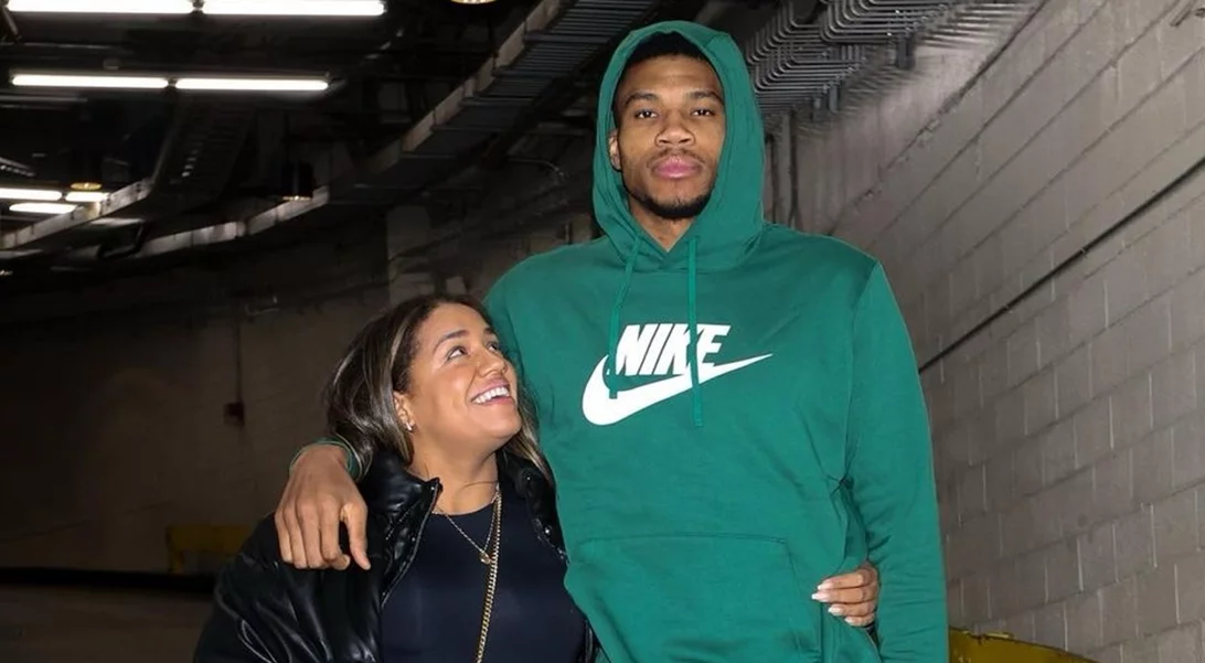 Γιάννης Αντετοκούνμπο | Ακουμπάει τρυφερά τη σύντροφό του, Mariah Riddlesprigger, και δηλώνει πως είναι δική του