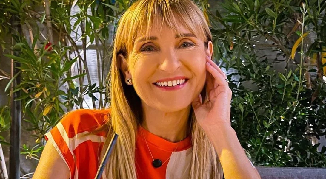 Μάρα Ζαχαρέα | Ποζάρει φορώντας ψηλόμεσο μαγιό, πιο μαυρισμένη από ποτέ, σε παραλία της Αττικής