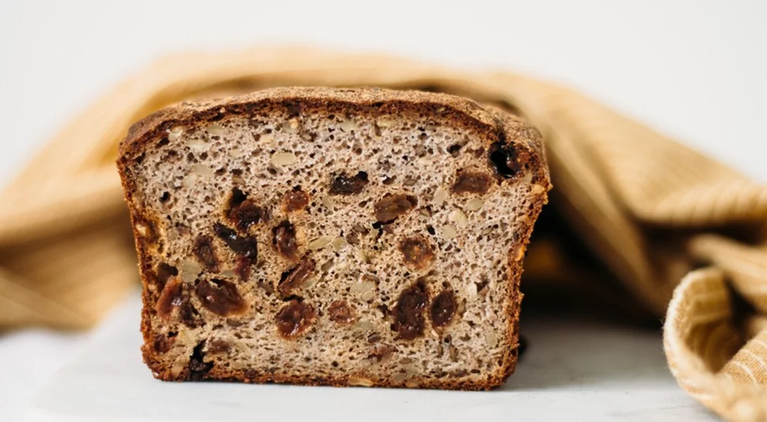 Η καλύτερη συνταγή για σταφιδόψωμο με βρώμη  χωρίς ζάχαρη: Αφράτο και γεμάτο φυτικές ίνες