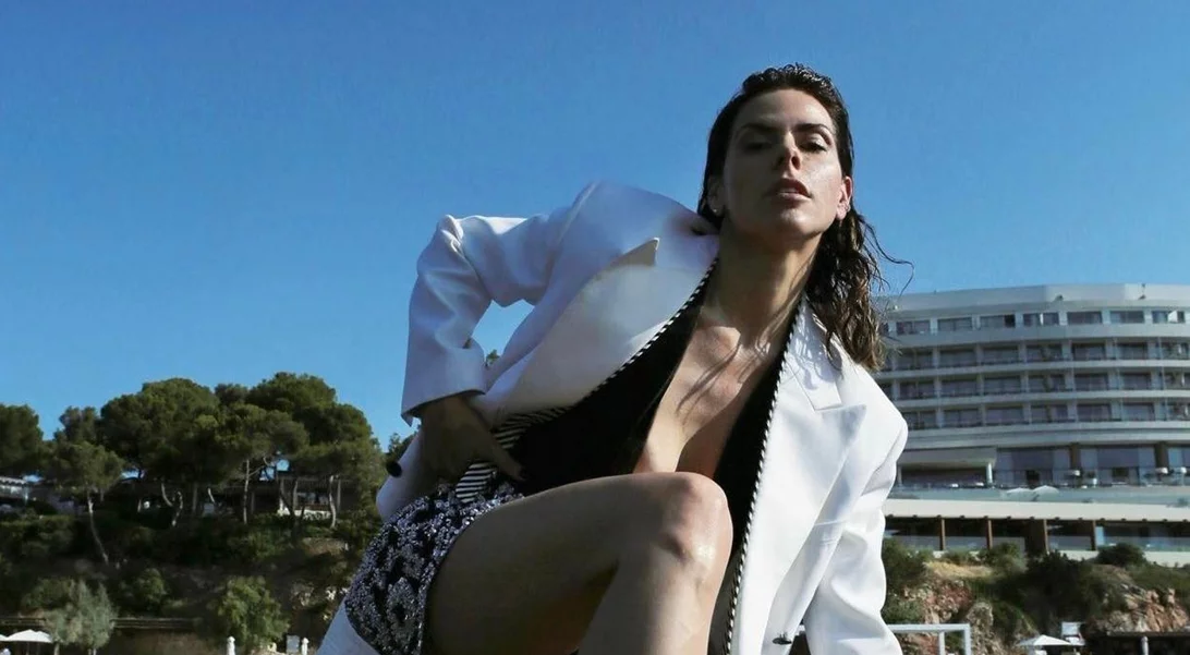 Τhe Body | Η Έλενα Γαλύφα ποζάρει στη Μύκονο με μαγιό και μας δείχνει το αψεγάδιαστο κορμί της