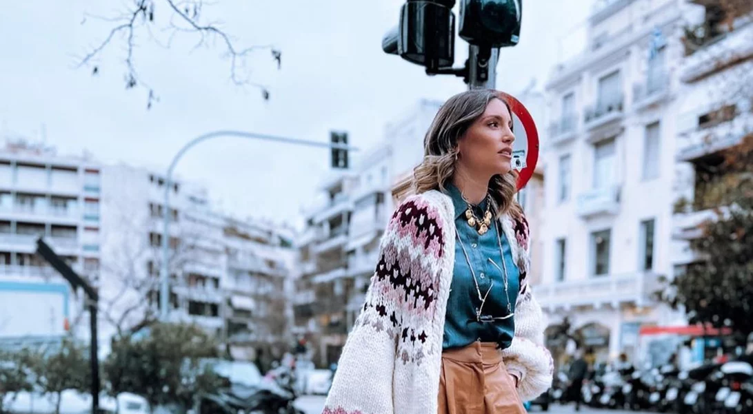 Αθηνά Οικονομάκου | Δημιούργησε το ιδανικό καθημερινό σύνολο για τη μεταβατική εποχή