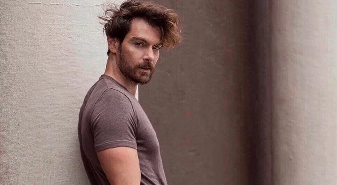 Το Twitter ερωτεύεται εκ νέου τον Γιάννη Κουκουράκη με αφορμή τον ρόλο του στη σειρά "Μαύρο Ρόδο"