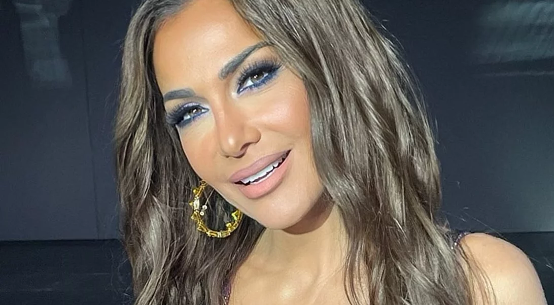 Η Δέσποινα Βανδή ζει τον απόλυτο έρωτα | Το φιλί στον Βασίλη Μπισμπίκη που "έλιωσε" το Instagram