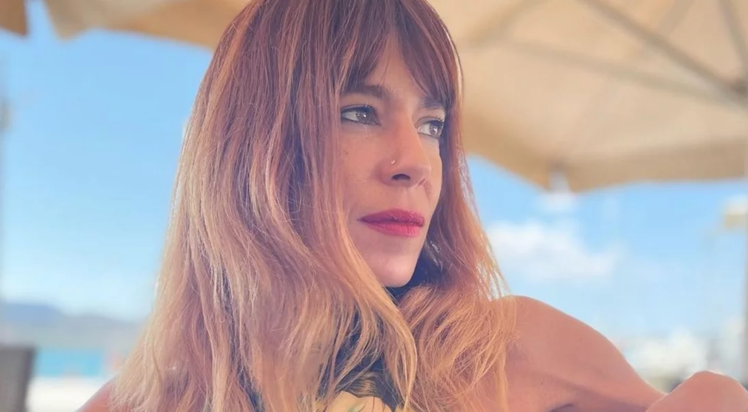 Μυρτώ Αλικάκη | Στα 50 της, ποζάρει με κόκκινο μπικίνι και είναι πιο σέξι από ποτέ