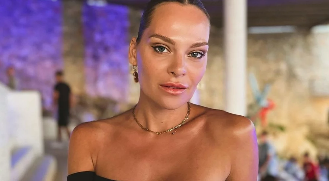 Υβόννη Μπόσνιακ | Βιντεοσκοπεί την 7χρονη πανέμορφη κόρη της να παίζει πιάνο σε ένα μαγευτικό τοπίο