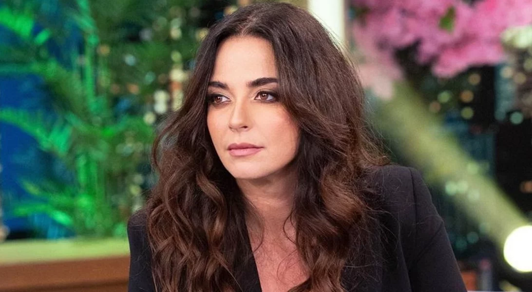 Η βιβλιοθήκη της Σοφίας Φαραζή μοιάζει βγαλμένη από τα ‘90s | Η μεγάλη συλλογή από ταινίες, σειρές και cd