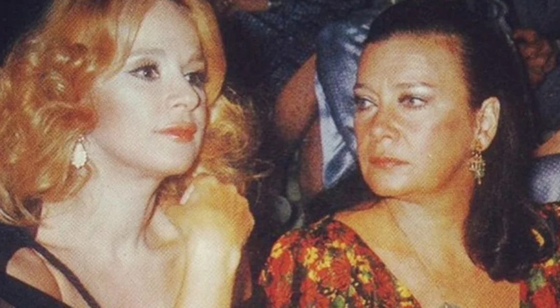 Στα πρώτα χρόνια της δραματικής | Ο Δημήτρης Παπαμιχαήλ ποζάρει αγκαλιά με την Αλίκη Βουγιουκλάκη και την Τζένη Καρέζη