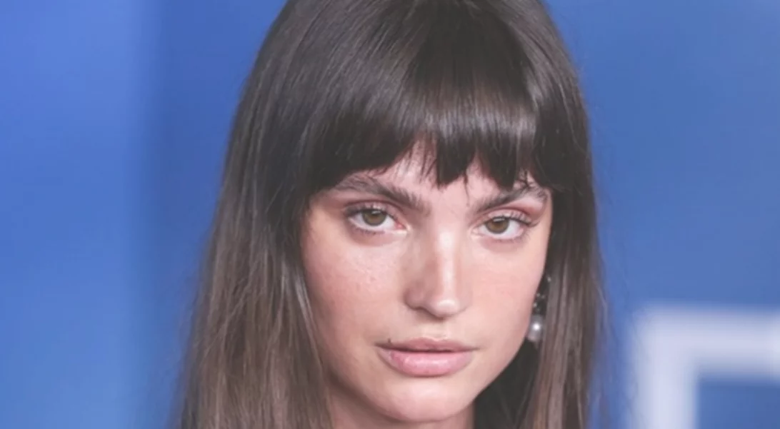 Charlbi Dean | Πέθανε η πρωταγωνίστρια του βραβευμένου με Χρυσό Φοίνικα 'Triangle of Sadness' που είχε γυριστεί στην Ελλάδα