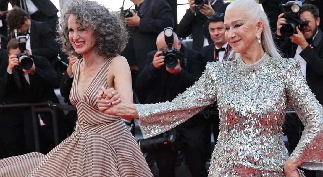 Πραγματικές σταρ | Η Helen Mirren και η Andie MacDowell χορεύουν στο κόκκινο χαλί των Καννών  και το ίντερνετ υποκλίνεται