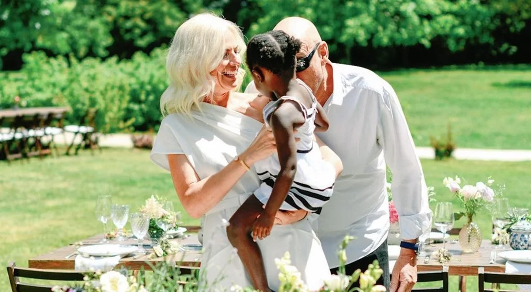 Τζώνη Καλημέρης | Βόλτα στο κέντρο της Αθήνας με τη γλυκύτατη κόρη του, Έιντα - Η ολόσωμη floral φόρμα της και το ασορτί scrunchie στα μαλλιά