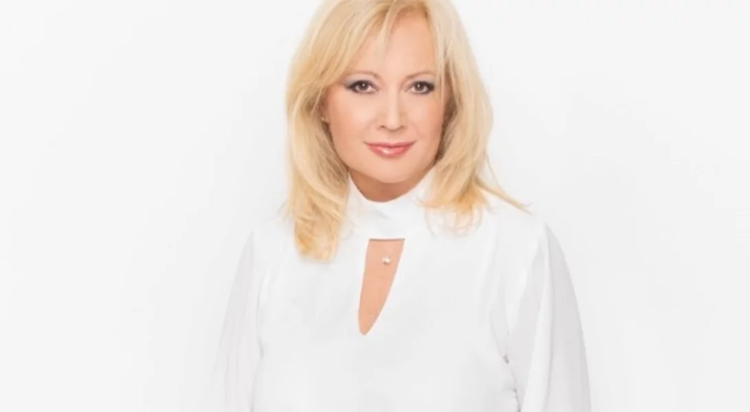 "Επιτέλους, έρχεται το καλοκαιράκι" | Η Αγγελική Νικολούλη πήγε στη θάλασσα με καφτάνι και καπέλο cowboy