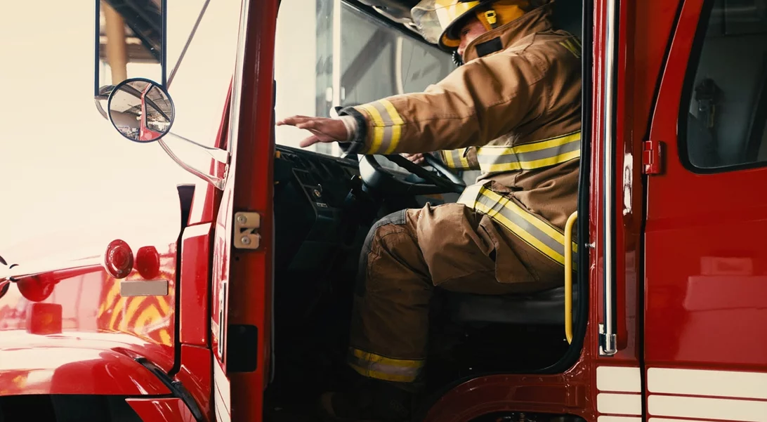 Πυρκαγιά ξέσπασε σε εργοστάσιο με βερνίκια και χρώματα στα Οινόφυτα