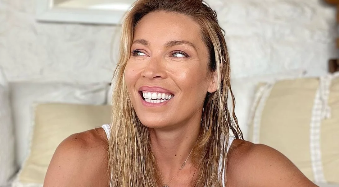 Η κατάξανθη Μάργκω Πατίτσα λατρεύει τα παιχνίδια στη θάλασσα | Η χαριτωμένη φωτογραφία από την παραλία και το άκρως stylish μαγιό