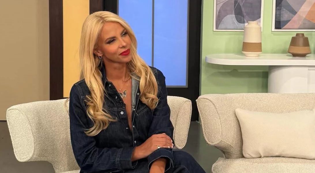 Η Τζένη Μελιτά με κόκκινη δερμάτινη φούστα | Το total look από ελληνικό brand