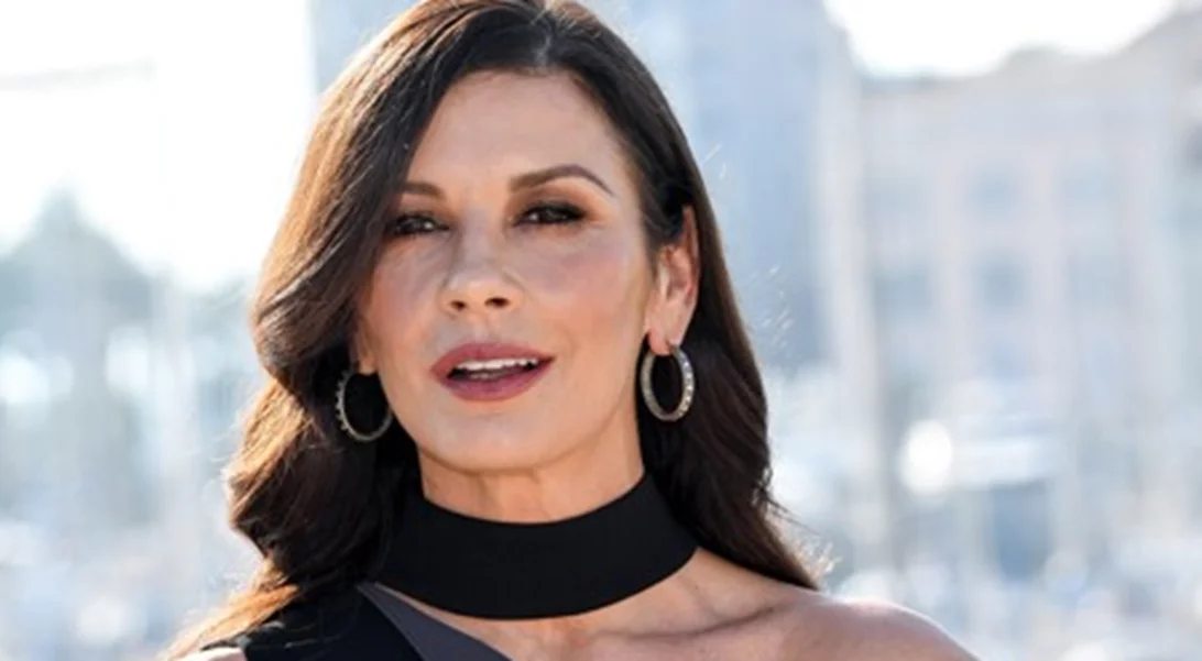 Αυτός είναι ο κούκλος γιος της Catherine Zeta-Jones | Δείτε τον να ποζάρει αγκαλιά με τη μαμά του στην αποφοίτησή του