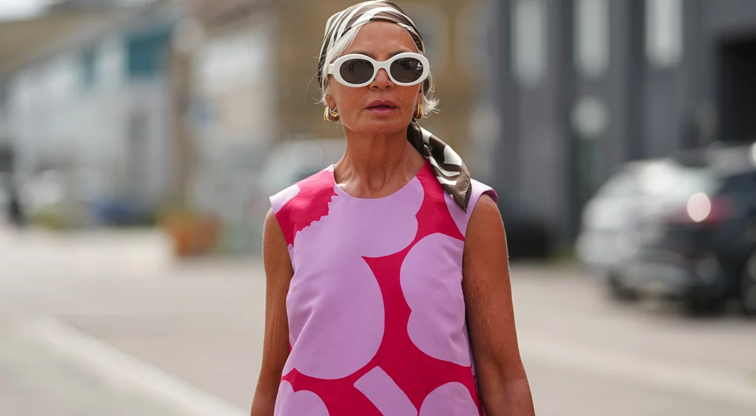 Κομψή τον Αύγουστο | Τα καλύτερα looks με φόρεμα για γυναίκες άνω των 50